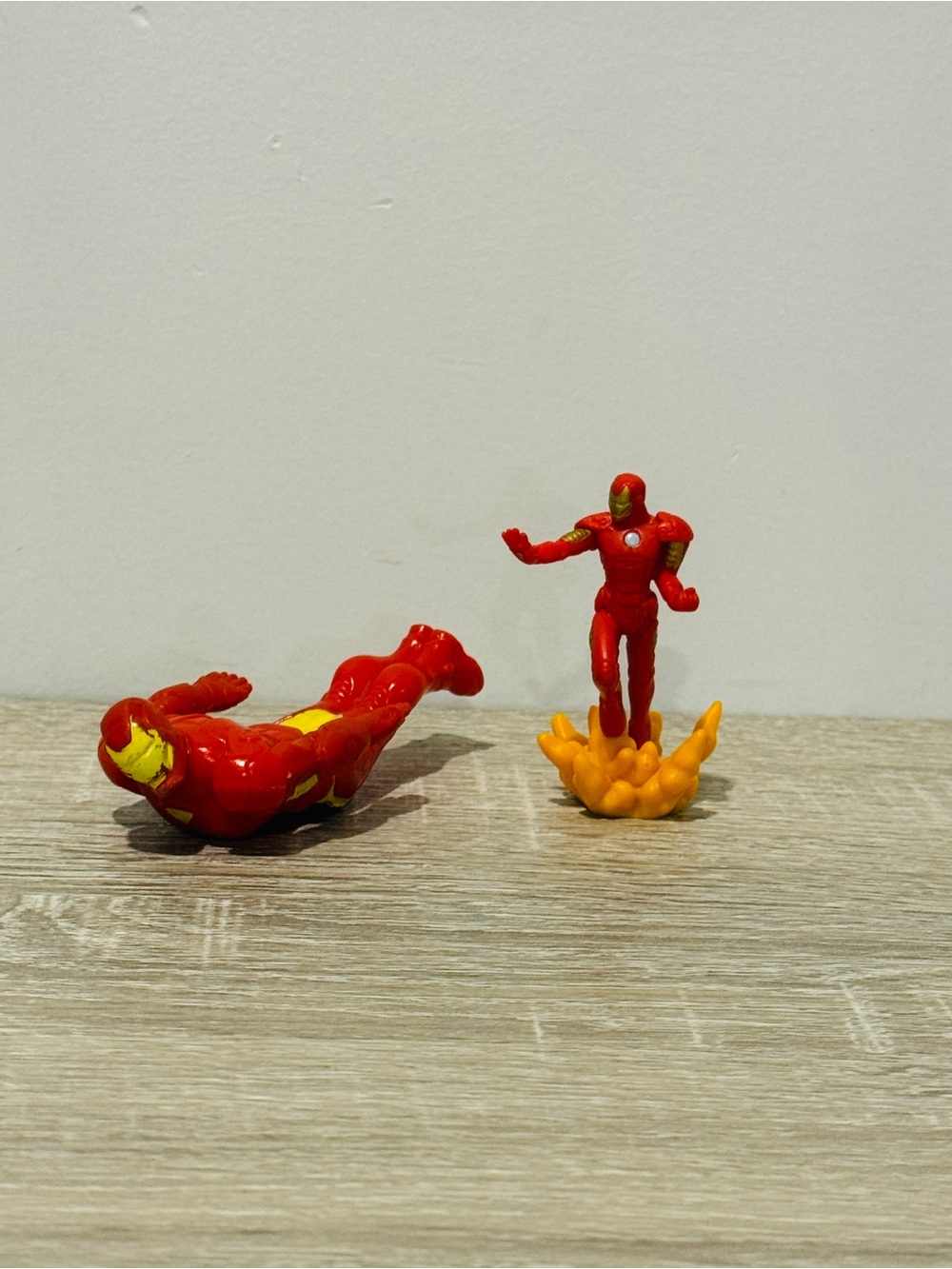 Marvel Iron Man Action Figure Lot (Set of 2) – Flying Pose & Flame Base